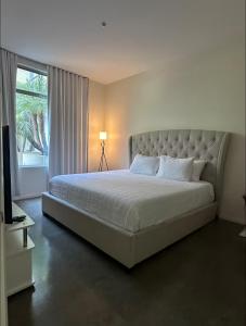 Hollywood Sign View, Gym, Pool, Parking, More
