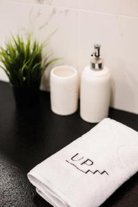 Cozy Entresol Old Town Studio - by Upstairs