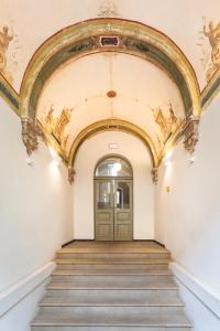 Cozy Mezzanine Studio - Old Town - by Upstairs