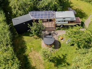 1 Bed Vehicle Luxury Camper -Hot Tub Pets - Willy