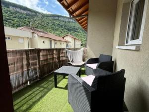 M076 T2 Chaleureux avec balcon verdoyant