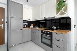 Elegancki Apartament z Parkingiem by Noclegi Renters