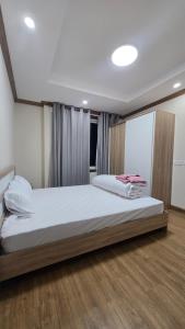 2 Bedroom Apartment with Balcony & Mountain View
