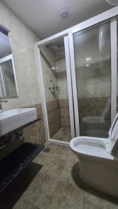 2 Bedroom Apartment with Balcony & Mountain View