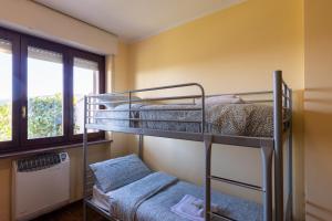 GuestHost - Cozy Flat with Garden and Parking