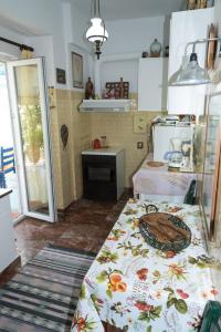 Sunny vintage Athenian apartment!!!