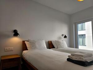 Coastline Residence - Designer Seaside Apartment with Pool, 2-Minute Walk to the Beach