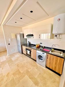 Appartement moderne vue piscine avec parking & WiFi