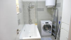 1037 - Lelle Beach House for Six