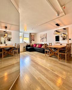 Group-Friendly Flat - 3 Beds, a Sofa Bed & Parking