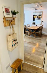 Group-Friendly Flat - 3 Beds, a Sofa Bed & Parking
