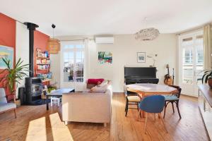 Spacious 2BR flat with balcony - historic center