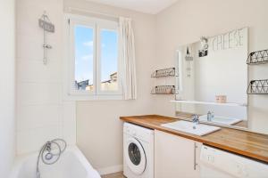 Spacious 2BR flat with balcony - historic center