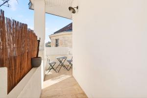 Spacious 2BR flat with balcony - historic center