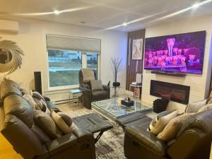 Smart 4BR Comfort Suite Massage Chair YQM Airport