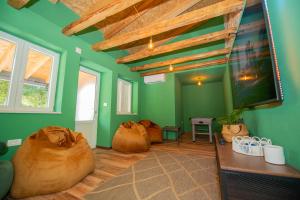 Historic Stone Home With Xbox Game Room & Garden