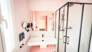 On Pink Motel