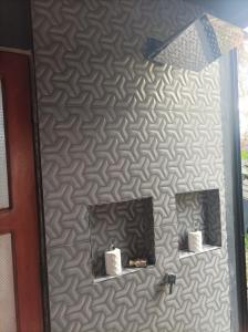 Refugio natural con acceso y vista a la piedra