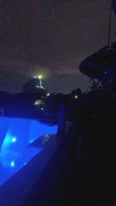 Refugio natural con acceso y vista a la piedra