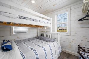 The Grey Pearl: Cozy Coastal Retreat