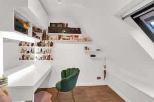 Stylish 4 Bedroom House with Canal Views - E14