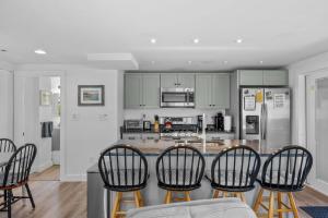 The Glam Shack: Waterfront Bliss in Onset