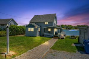 The Glam Shack: Waterfront Bliss in Onset