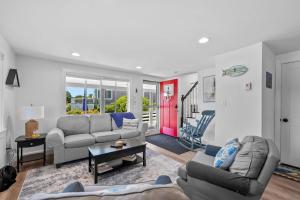 The Glam Shack: Waterfront Bliss in Onset