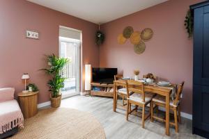 Upper Eastside - XL bed, Balcony, close Cafes and Bars