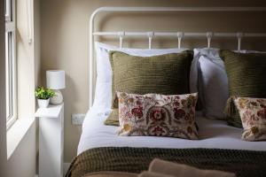 Upper Eastside - XL bed, Balcony, close Cafes and Bars