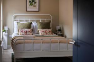 Upper Eastside - XL bed, Balcony, close Cafes and Bars