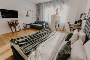 Olive & Oak - Center Studio & Parking