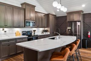 Indoor Private Pool, Sleeps 12, In Gatlinburg