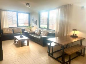 Stylish Spacious 3 bedroom City Centre Apartment Free secure Parking Sleeps up to 8