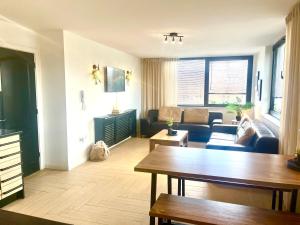 Stylish Spacious 3 bedroom City Centre Apartment Free secure Parking Sleeps up to 8