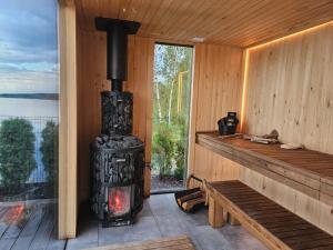 Piestātne Riverside Cabin with Sauna, Hot Tub & Private Pier