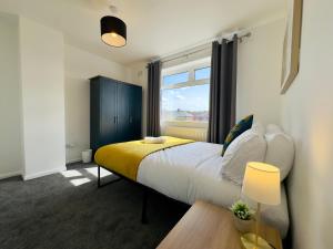 Cosy 4 Bedroom Home Sleeps 6 with on site Parking