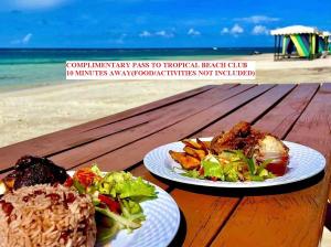 MIRANDO PLACE #2---BEACH CLUB ACCESS, HOT TUB, GYM, POOL, 3 Lounges, TOWNHOUSE 2 ,Airport 10min