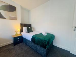 Cosy 4 Bedroom Home Sleeps 6 with on site Parking