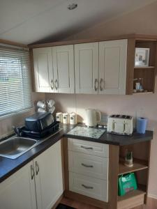 Spacious 8 Berth Caravan At Ty Mawr Holiday Park, North Wales Ref 86020D