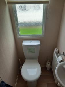Spacious 8 Berth Caravan At Ty Mawr Holiday Park, North Wales Ref 86020D