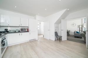 Modern Six Bed House With Private Garden, Balcony & Parking in Dartford Near Bluewater & Transport Links, Ideal for Families, Contractors and Long Stays