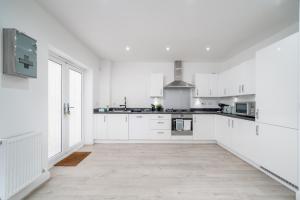 Modern Six Bed House With Private Garden, Balcony & Parking in Dartford Near Bluewater & Transport Links, Ideal for Families, Contractors and Long Stays