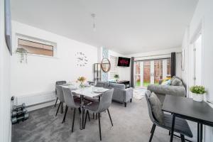 Modern Six Bed House With Private Garden, Balcony & Parking in Dartford Near Bluewater & Transport Links, Ideal for Families, Contractors and Long Stays