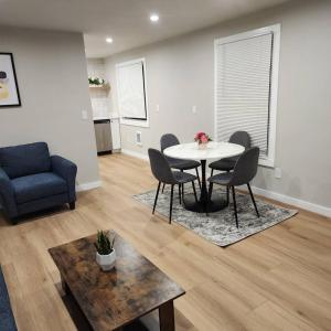 King Bed | Walk to it all! Stadium District Oasis
