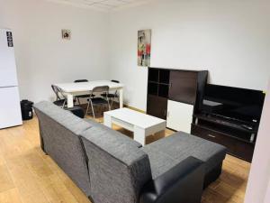 Acceso rapido a autovia, Parking frente al piso