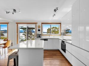 Exquisite Waterfront Oasis Near Bruny Hobart