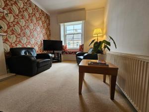 Charming Biggar High Street Retreat - 2 Bedrooms