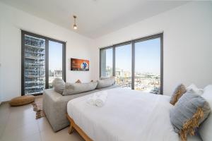 Bright Modern Studio in Town Square