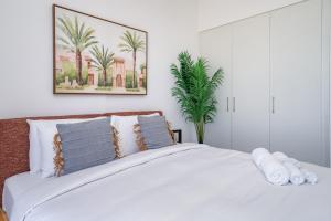 Bright Modern Studio in Town Square